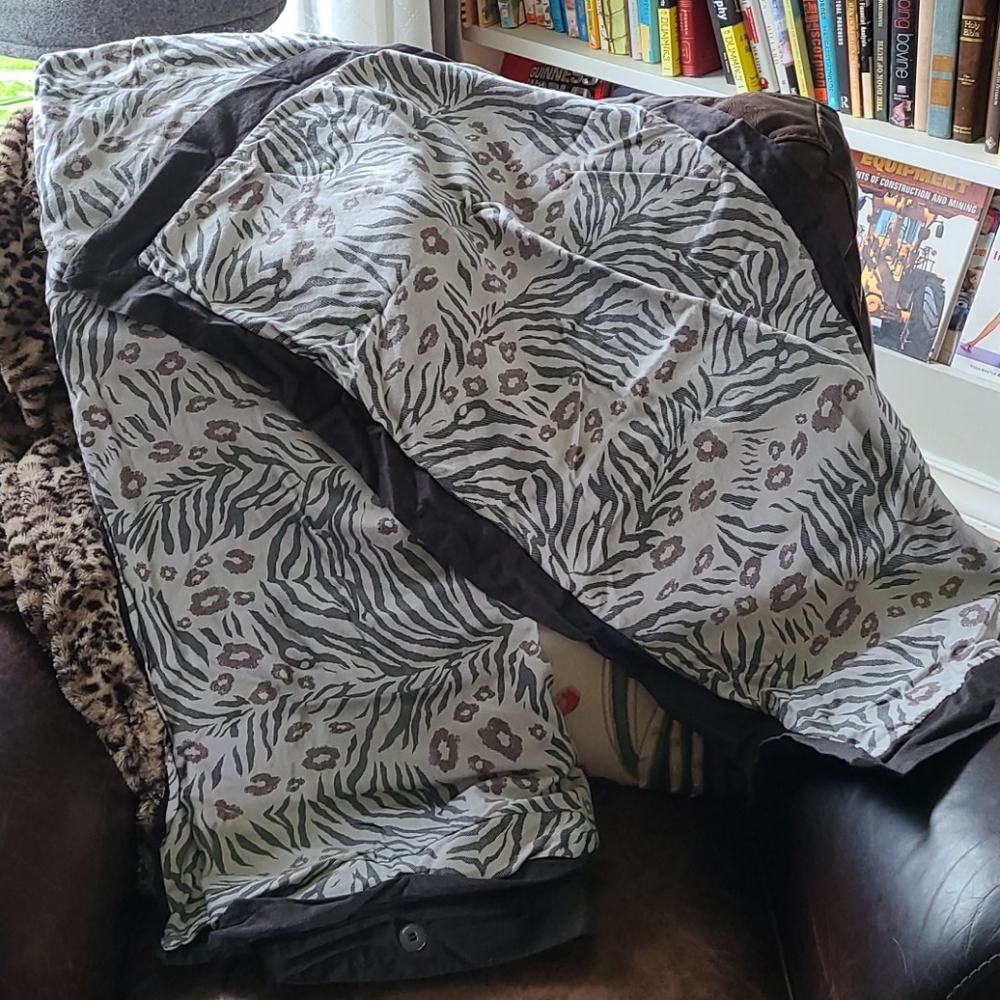 OFFER $8,Queen Duvet great condition Gray w animal print